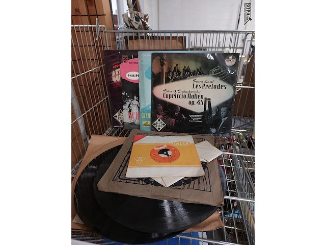 Lot 223 - vinyl en bakelieten platen, ong 12 stuks - afbeelding 1 van  1