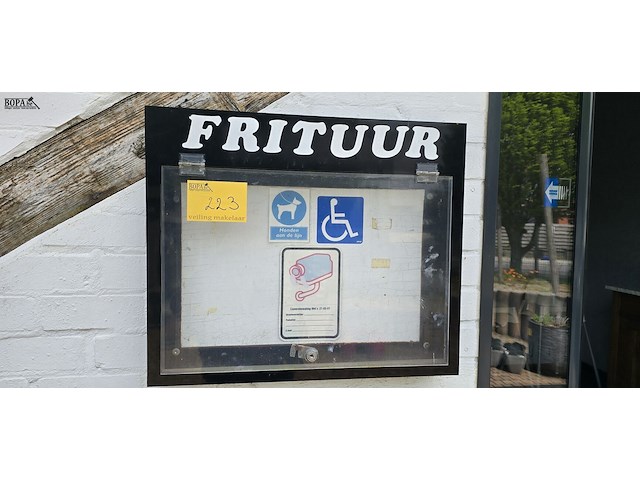 Lot 223 - vitrinekast - afbeelding 1 van  2