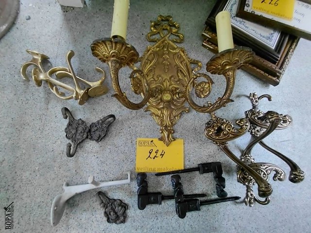Lot 224 - antieken koperen accesoires: zwarte luikvastzetter, kapstokh - afbeelding 1 van  5
