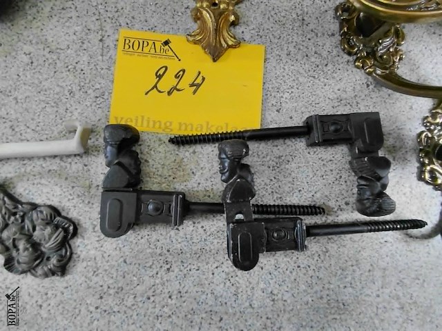 Lot 224 - antieken koperen accesoires: zwarte luikvastzetter, kapstokh - afbeelding 3 van  5