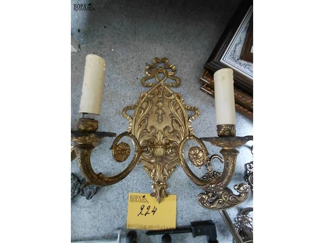Lot 224 - antieken koperen accesoires: zwarte luikvastzetter, kapstokh - afbeelding 4 van  5