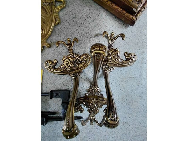 Lot 224 - antieken koperen accesoires: zwarte luikvastzetter, kapstokh - afbeelding 5 van  5