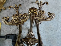 Lot 224 - antieken koperen accesoires: zwarte luikvastzetter, kapstokh - afbeelding 5 van  5