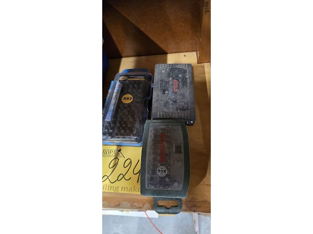 Lot 224 - doosjes bitsen en dozen vijzen, pluggen... - afbeelding 2 van  5