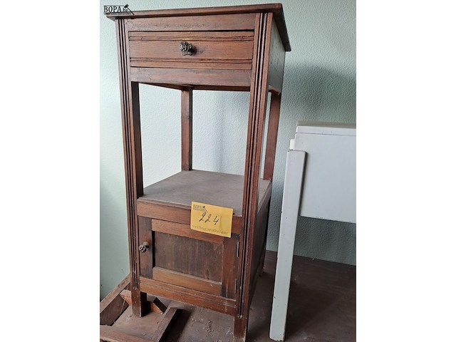 Lot 224 - klassiek frans antiek nachttafeltje met lade en deurtje b 35 - afbeelding 1 van  1