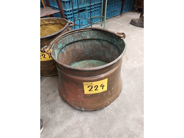 Lot 224 - koperen ketel - afbeelding 1 van  4