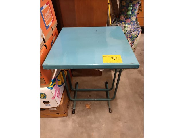 Lot 224 - metalen blauwe tafel - afbeelding 1 van  3