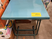 Lot 224 - metalen blauwe tafel - afbeelding 1 van  3