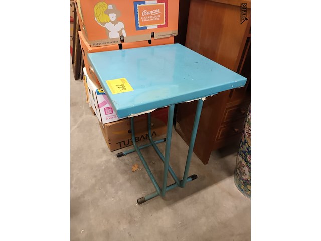 Lot 224 - metalen blauwe tafel - afbeelding 2 van  3