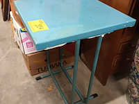 Lot 224 - metalen blauwe tafel - afbeelding 2 van  3