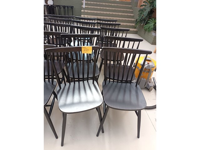 Lot 224 - zwarte houten spijlenstoel. 10 stuks - afbeelding 1 van  3