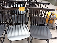 Lot 224 - zwarte houten spijlenstoel. 10 stuks - afbeelding 1 van  3