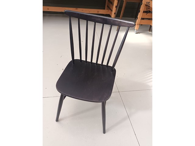 Lot 224 - zwarte houten spijlenstoel. 10 stuks - afbeelding 2 van  3