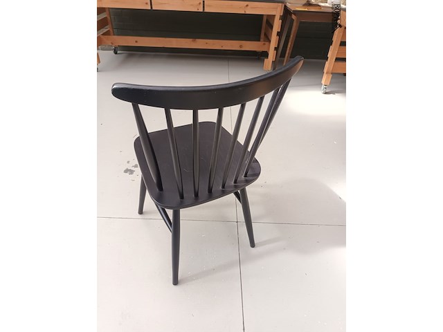 Lot 224 - zwarte houten spijlenstoel. 10 stuks - afbeelding 3 van  3