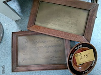 Lot 225 - antieken religieuze spreuken met messing plaat en houten kad - afbeelding 1 van  4