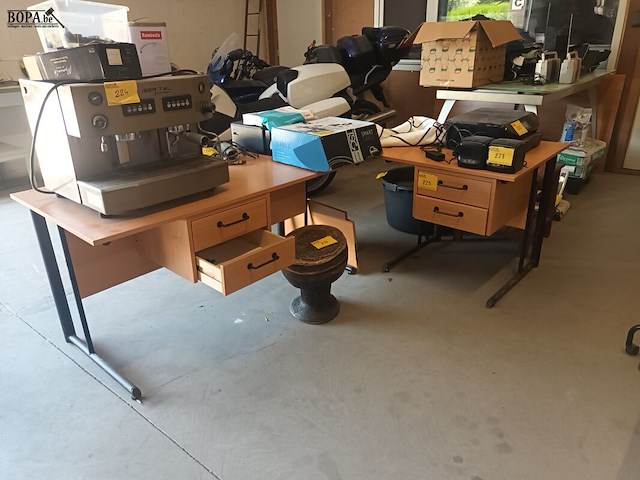 Lot 225 - hoekbureau - afbeelding 1 van  4