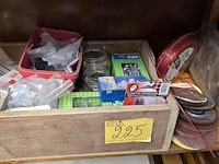 Lot 225 - lot diverse bevestigings materialen - afbeelding 1 van  3