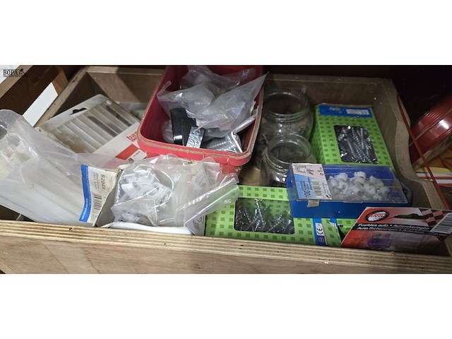 Lot 225 - lot diverse bevestigings materialen - afbeelding 2 van  3