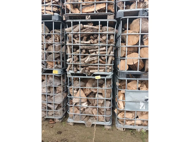 Lot 225 - metalen kooi met brandhout. 4 stuks - afbeelding 1 van  6