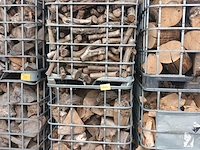 Lot 225 - metalen kooi met brandhout. 4 stuks