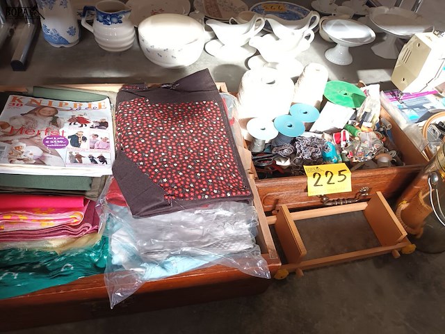 Lot 225 - naaimachine huskystar en naaigerei - afbeelding 1 van  4