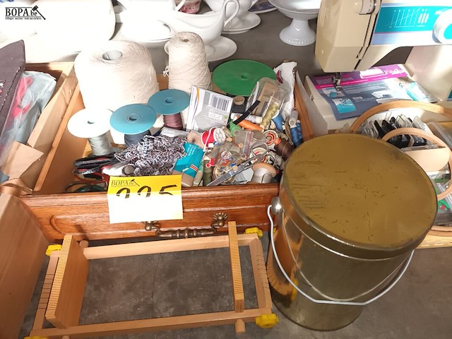 Lot 225 - naaimachine huskystar en naaigerei - afbeelding 3 van  4