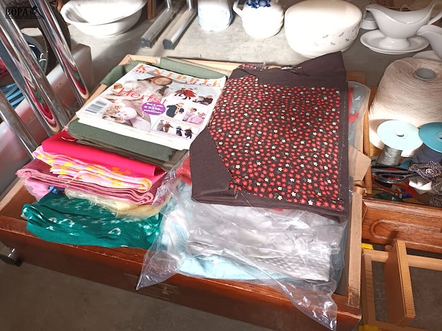 Lot 225 - naaimachine huskystar en naaigerei - afbeelding 4 van  4