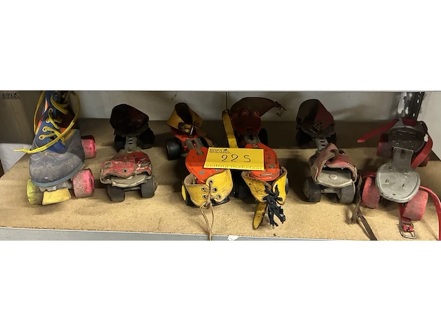 Lot 225 - retro rolschaatsen - 6 stuks - afbeelding 1 van  4