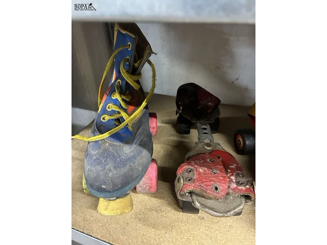 Lot 225 - retro rolschaatsen - 6 stuks - afbeelding 2 van  4