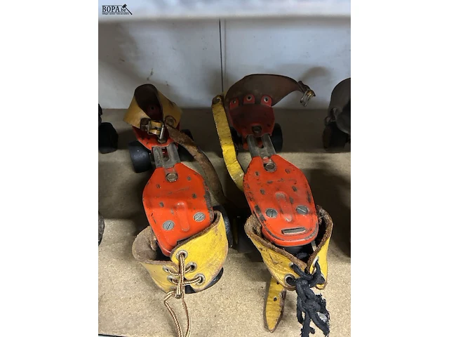 Lot 225 - retro rolschaatsen - 6 stuks - afbeelding 3 van  4