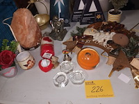 Lot 226 - kerstdecoratie en zoutlamp. 18 stuks - afbeelding 1 van  6