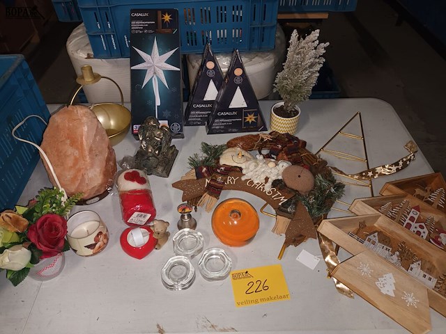 Lot 226 - kerstdecoratie en zoutlamp. 18 stuks - afbeelding 2 van  6