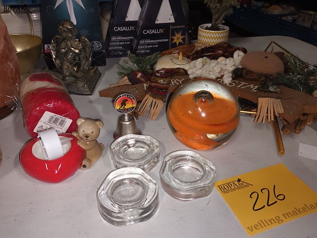 Lot 226 - kerstdecoratie en zoutlamp. 18 stuks - afbeelding 6 van  6