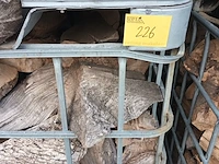 Lot 226 - metalen kooi met brandhout. 4 stuks - afbeelding 5 van  5