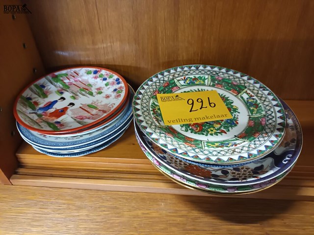 Lot 226 - oosterse sierborden. 14 stuks - afbeelding 1 van  6