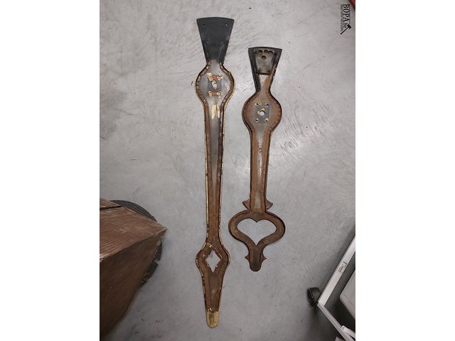 Lot 227 - grote metalen klokwijzers 80 en 112 cm - afbeelding 2 van  2