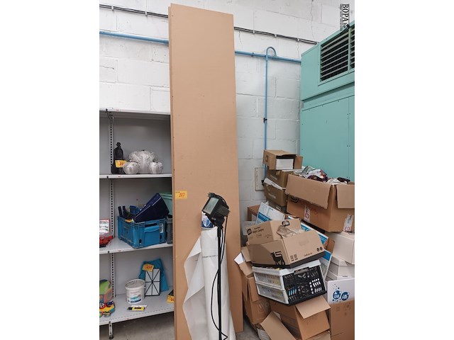 Lot 227 - mdf-panelen, werflamp, plastic - afbeelding 1 van  3