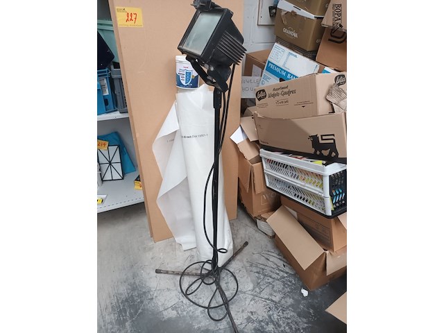 Lot 227 - mdf-panelen, werflamp, plastic - afbeelding 2 van  3