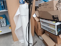 Lot 227 - mdf-panelen, werflamp, plastic - afbeelding 2 van  3
