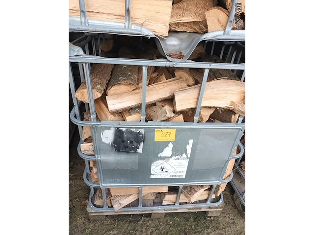 Lot 227 - metalen kooi met brandhout. 4 stuks - afbeelding 2 van  5