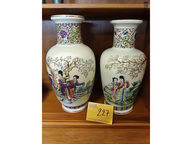 Lot 227 - oosterse vazen. 2 stuks - afbeelding 1 van  6