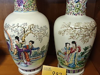 Lot 227 - oosterse vazen. 2 stuks - afbeelding 1 van  6