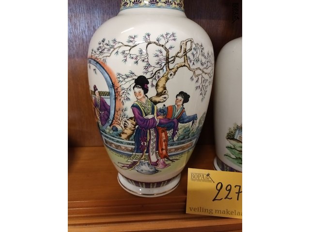 Lot 227 - oosterse vazen. 2 stuks - afbeelding 2 van  6