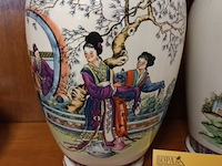 Lot 227 - oosterse vazen. 2 stuks - afbeelding 2 van  6