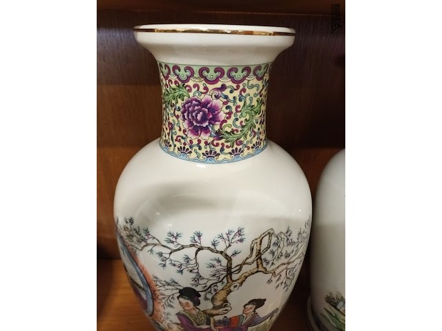 Lot 227 - oosterse vazen. 2 stuks - afbeelding 3 van  6