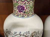 Lot 227 - oosterse vazen. 2 stuks - afbeelding 3 van  6