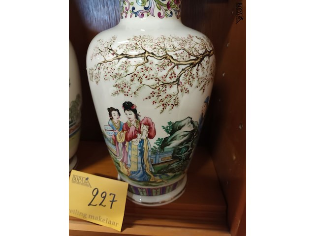 Lot 227 - oosterse vazen. 2 stuks - afbeelding 5 van  6