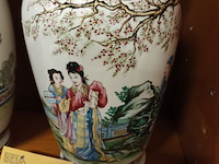 Lot 227 - oosterse vazen. 2 stuks - afbeelding 5 van  6