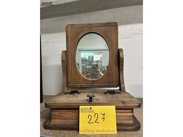 Lot 227 - vintage houten make-updoosje met spiegel - afbeelding 1 van  1