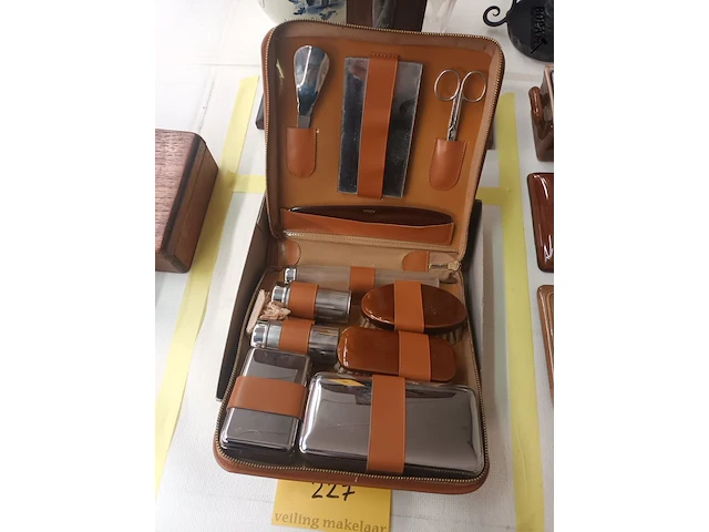 Lot 227 - vintage verzorgingsset - afbeelding 1 van  3
